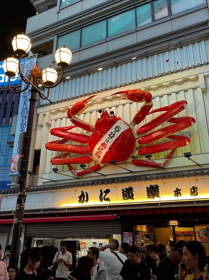 the giant kani doraku crab sign in dotonbori